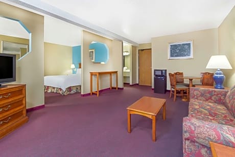 1 King Bed Suite Non-Smoking