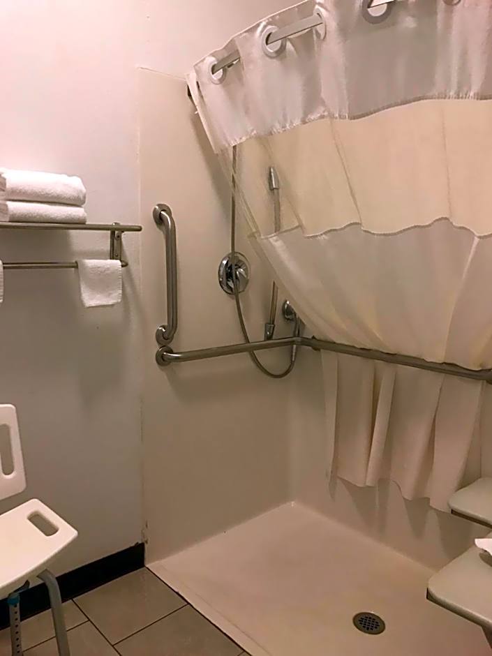 Days Inn & Suites by Wyndham Gresham