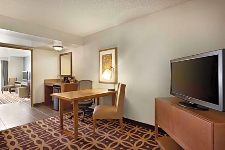 King Suite with Roll-In Shower - Mobility Access/Non-Smoking