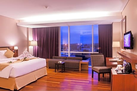 1 Queen Bed, Non-Smoking, Deluxe Room, Wi-Fi, Shower Only, City View, Safe, Full Breakfast