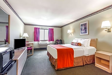 1 King Bed Suite Non-Smoking