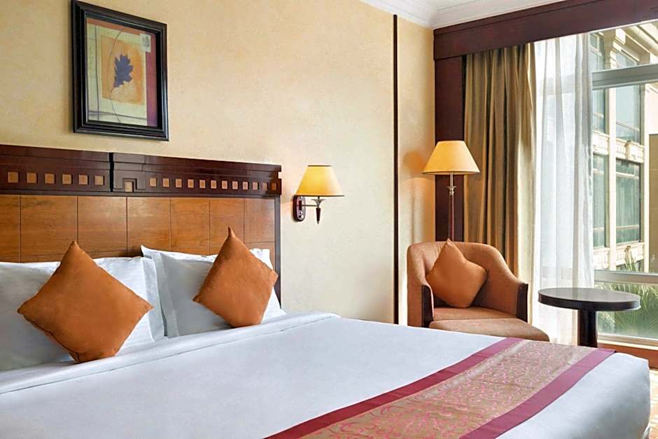 Photo 1 of 7 of Executive 1 King Bed Suite, Smoking, City View