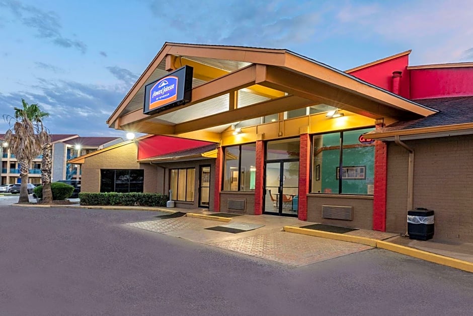 Howard Johnson by Wyndham Houston Hobby Airport
