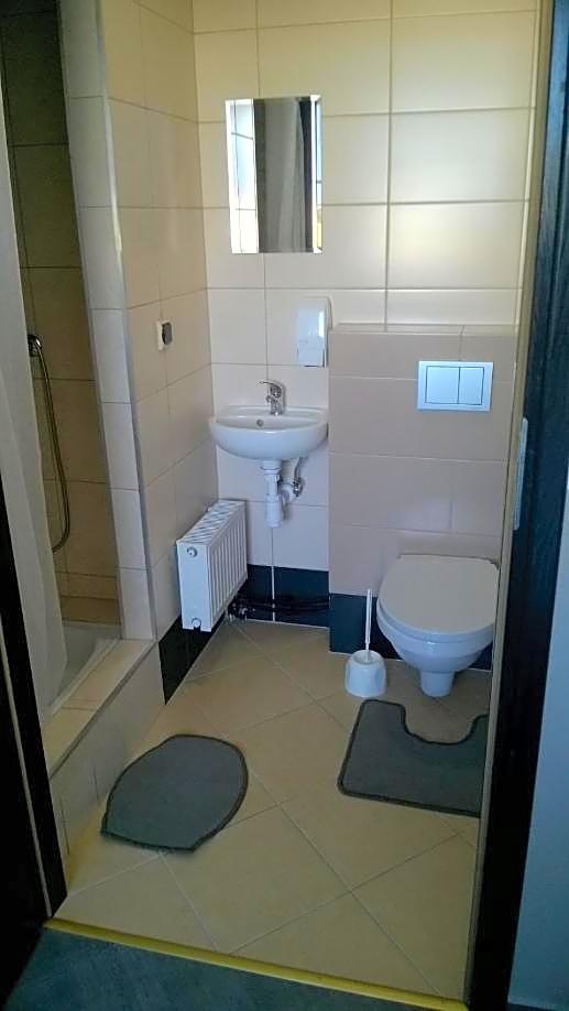 Pokoje Gościnne z łazienkami przy Wrocławiu, darmowy parking