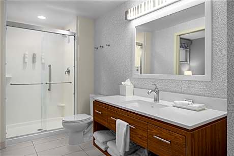 1Queen Mobilty/Hearing Access Ri Shwr Ste Ns