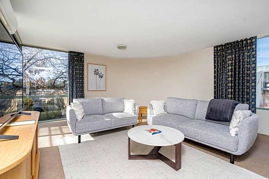 Howitt Place Apt minutes to Parliamentary Triangle - Hosted by Canstay