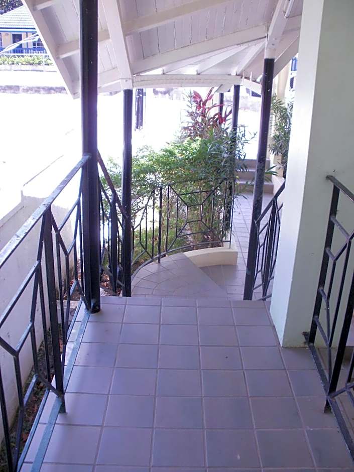 Pineapple Court Hotel