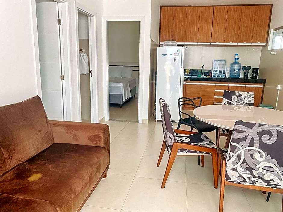 Apto Térreo com 2 quartos (ambos com ar split), sendo 1 suíte, internet privativa 300MBPS, no Residencial Vila Regina, condominio com piscina e área gourmet bem próximo a praia de Taperapuã