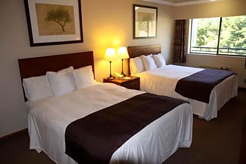 Travelodge by Wyndham Vancouver Lions Gate