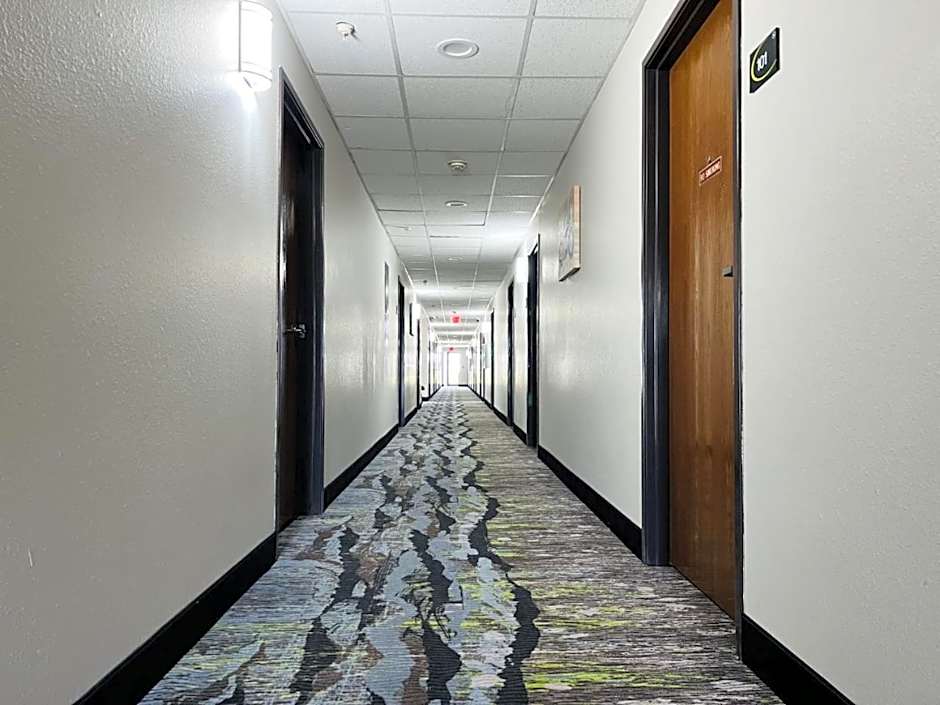 Super 8 by Wyndham Pratt