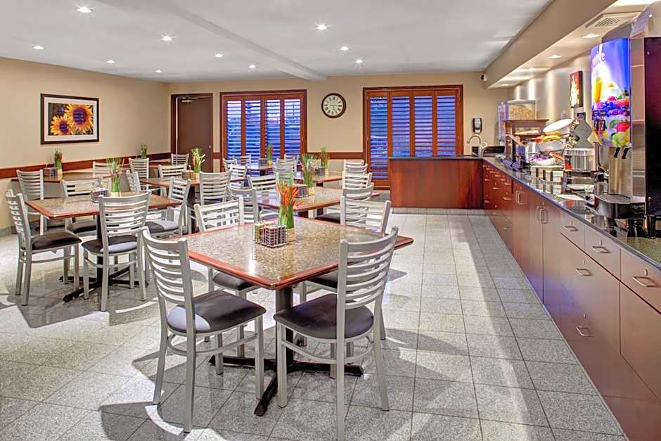 Super 8 by Wyndham Brandon MB