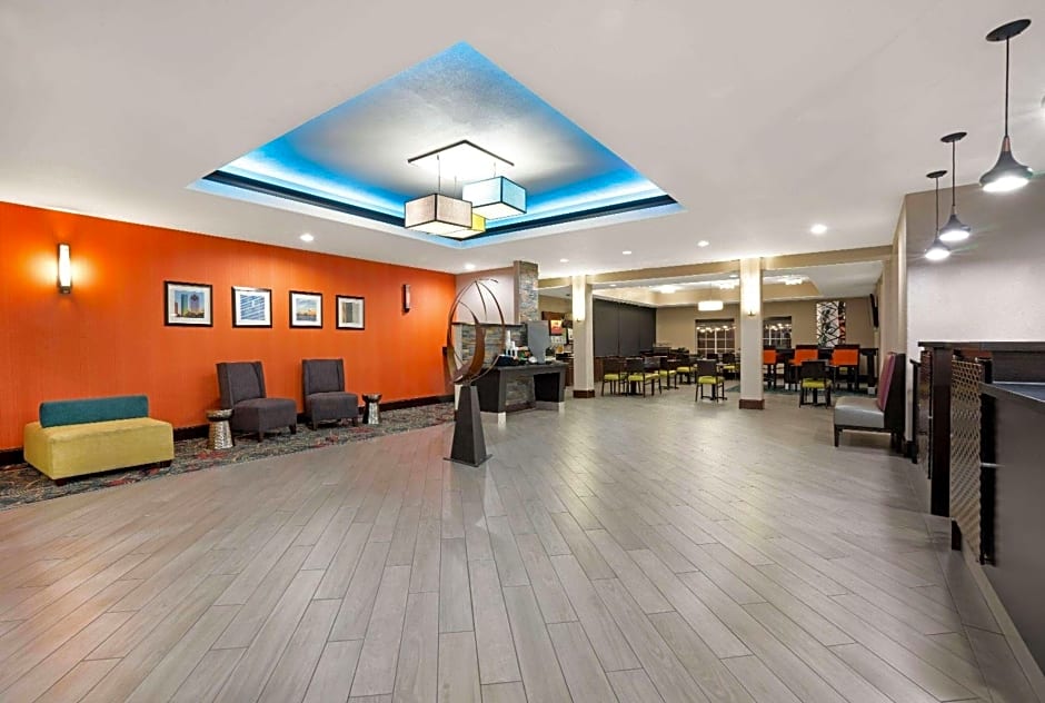 La Quinta Inn & Suites by Wyndham Bush Intercontinental Airport East