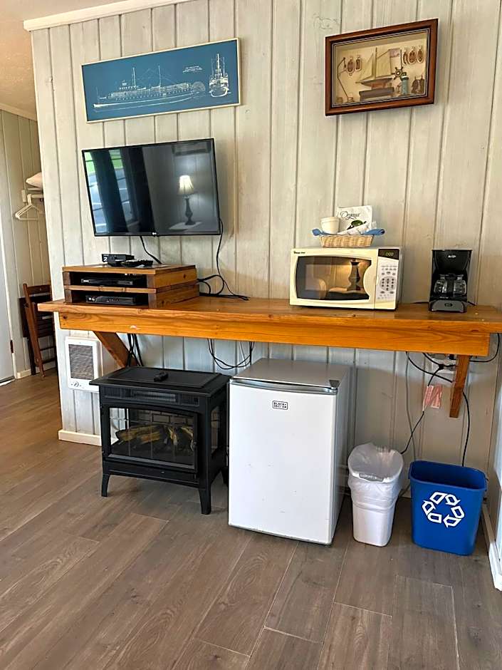 Tillicum Beach Motel - Formerly Deane's Oceanfront Lodge