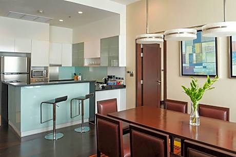 Three-Bedroom Apartment with City View, with Bathtub