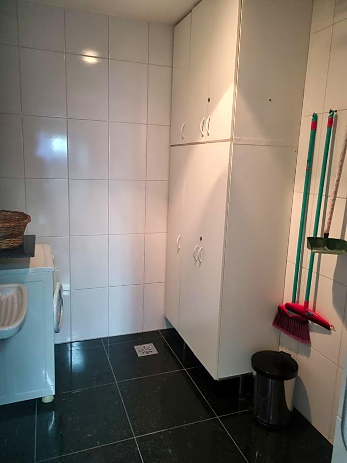 Apartamento Frente para o Mar - Varandão com Blindex - Vista Total para o Mar - 1 Suite e mais 2 Quartos-Ar Condicionado - 2 Vagas - BEIRA MAR - 70 metros da Praia ,TVS SMART GERAL -WI-FI -DISNEY PLUS-OUTROS- PORTARIA 24 HORAS-KIT PRAIA 4 PESSOAS