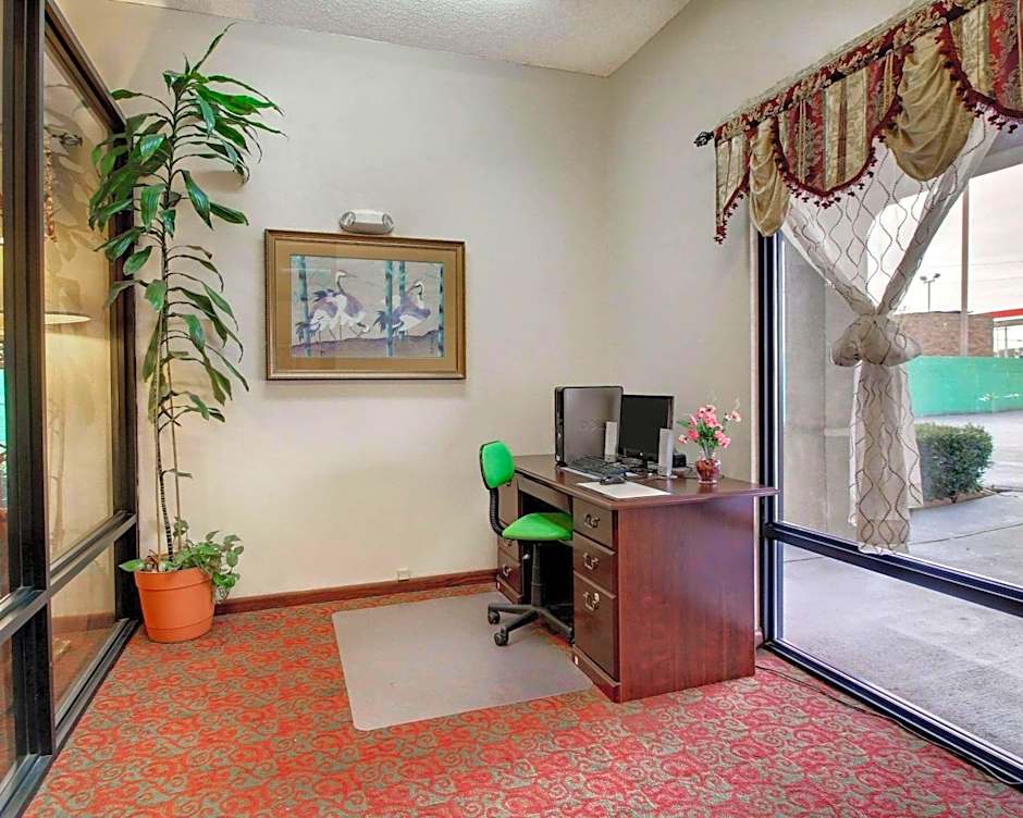 Quality Inn & Suites Clinton - Jackson West