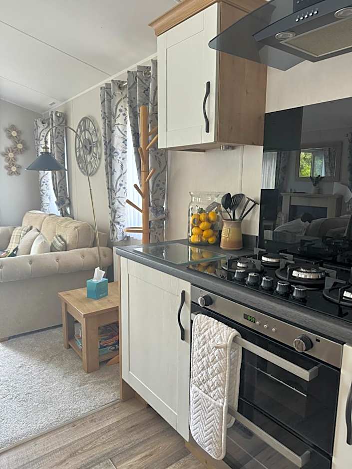 Lakeside Dorchester Lodge - Hot Tub with Fishing Peg