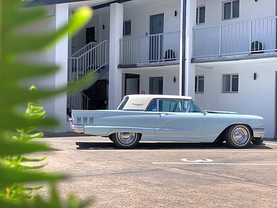 Zorba Waterfront Motel
