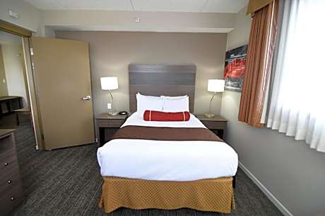 King Suite with Roll-In Shower - Disability/Non-Smoking