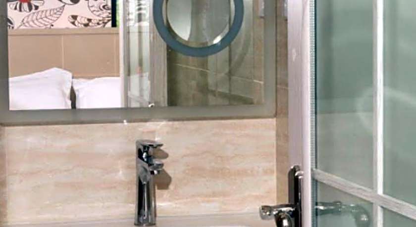 THE CROWN HOTEL @ KLIA 