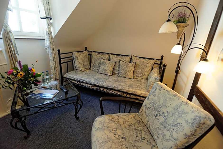 Burghaus & Villa Kronenburg