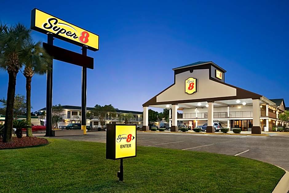Super 8 by Wyndham Gulfport Near Biloxi
