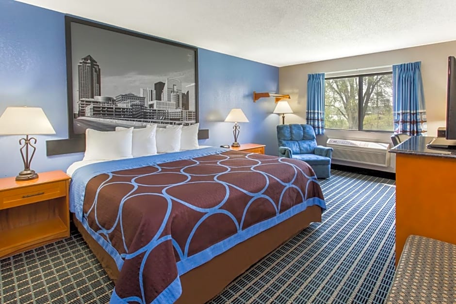 Super 8 by Wyndham Iowa City/Coralville