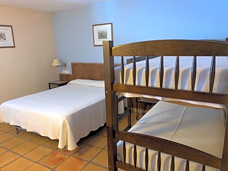 QUADRUPLE ROOM (4 ADULTS)