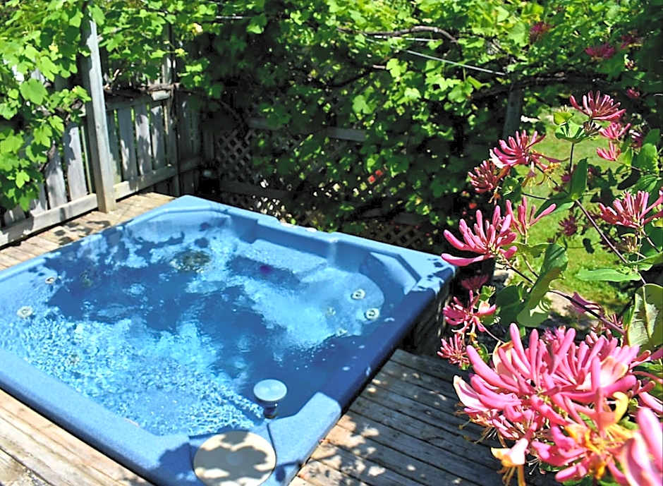 Seascape Coastal Retreat - 2 ADULTS ONLY - HOT TUB AND WITHOUT HOT TUB OCEANFRONT PROPERTY