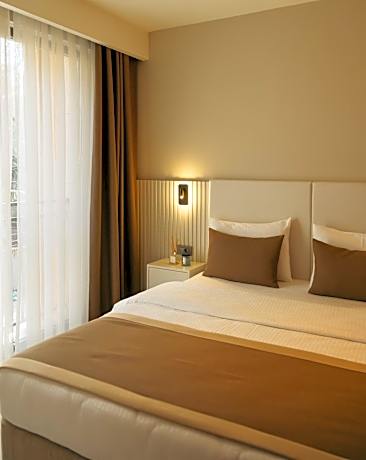 King Suite with Pool View