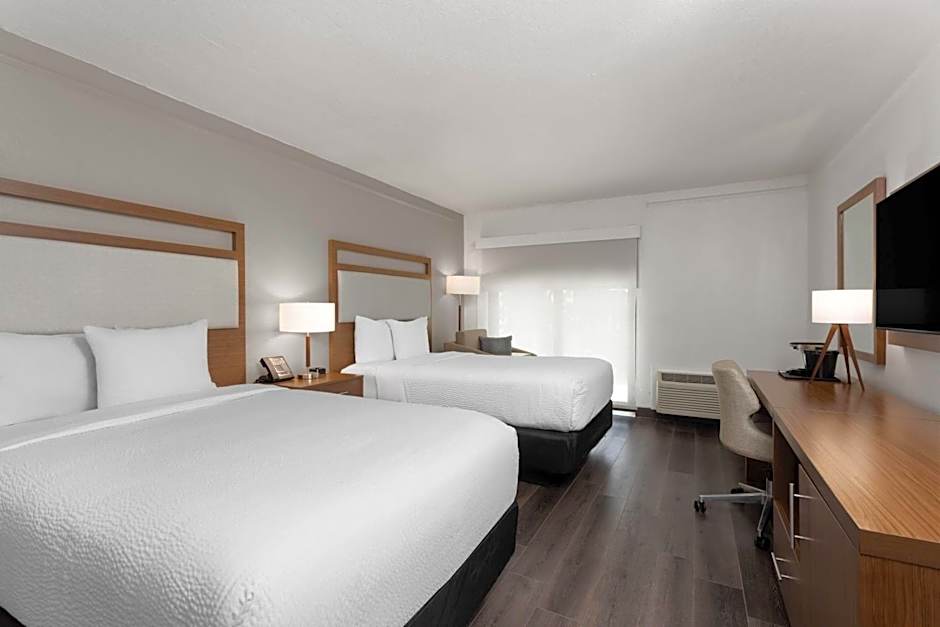 La Quinta Inn & Suites by Wyndham Fort Lauderdale Cypress Creek