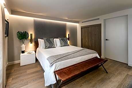 ALL NEW! Pines Signature King