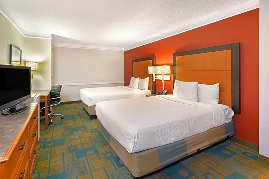 La Quinta Inn & Suites by Wyndham Phoenix Sky Harbor Airport