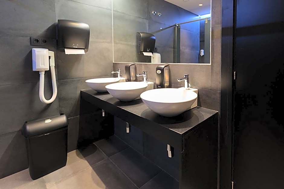 Airhostel Barcelona Airport 24h