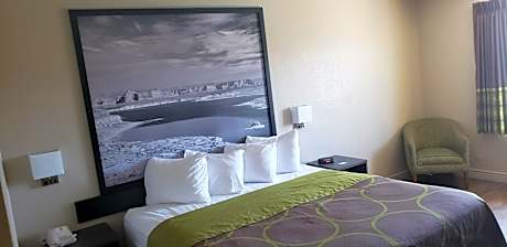 1 King Bed, Mobile Accessible Room, Bathtub w/Grab Bars, Non-Smoking