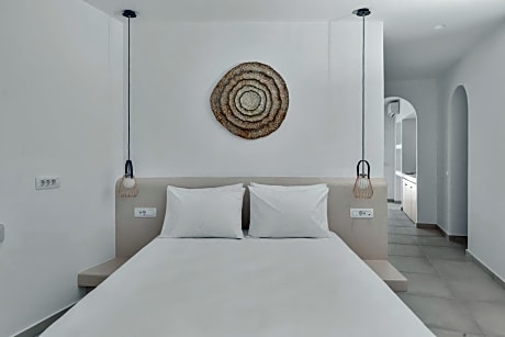 Honeymoon Suite with Private Heated Pool, Interior Hot Tub & Sea View