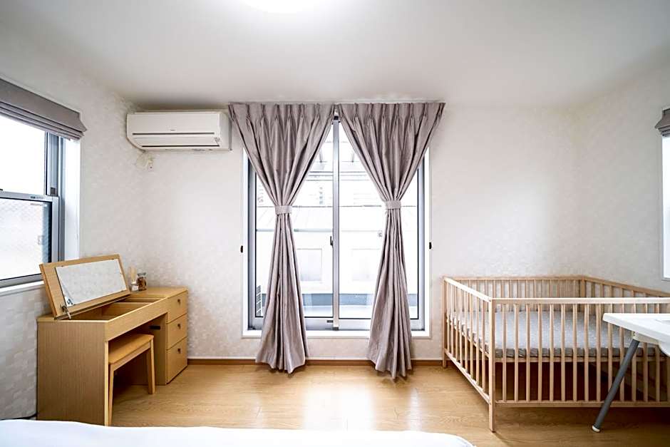 Shinokubo guest house , near shinjuku 100 square meters, 4 bedrooms, 1 living room 1kitchen 2toilet 1bathroom washmachine