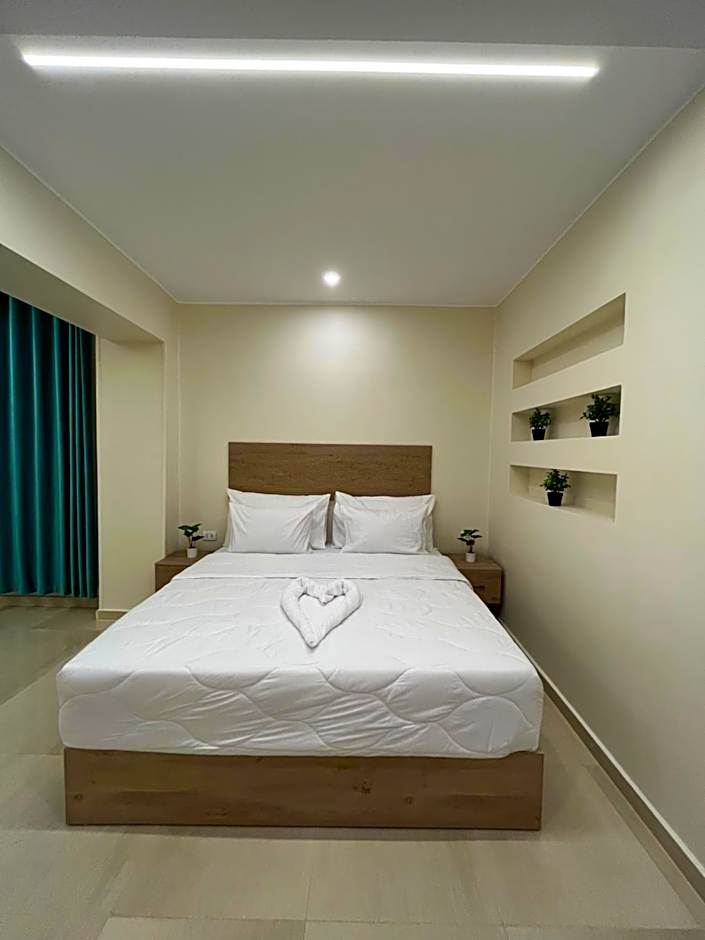 The Gate Hotel Front Pyramids & Sphinx View