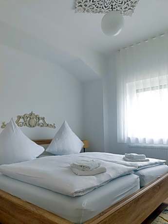 Doppelzimmer mit und ohne Klimaanlage (Check-In max. 20h/08:00p.m.)