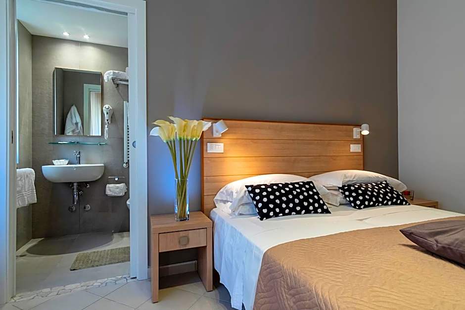 Hotel Mocambo Riccione CENTRALISSIMO AL MARE