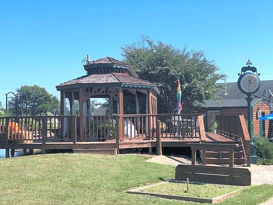 Bullwinkles Rustic Lodge