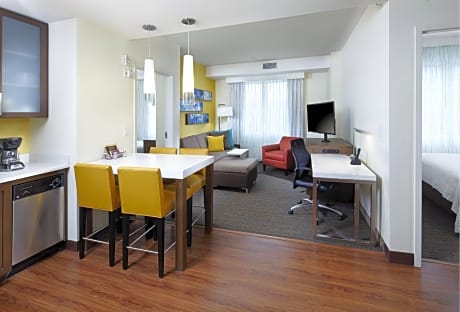 2 Bedroom Suite, Bedroom 1: 1 Queen, Bedroom 2: 1 Queen, Sofa bed