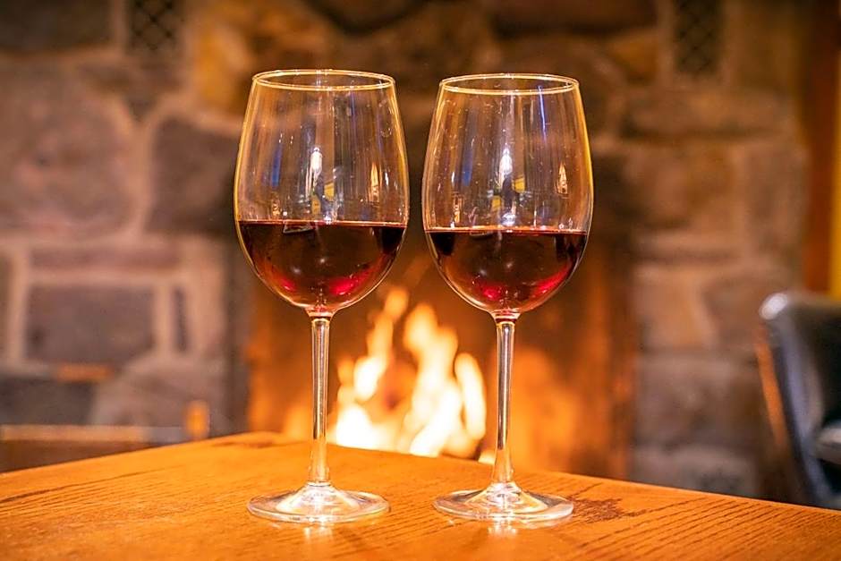 Johnston Canyon Lodge & Bungalows