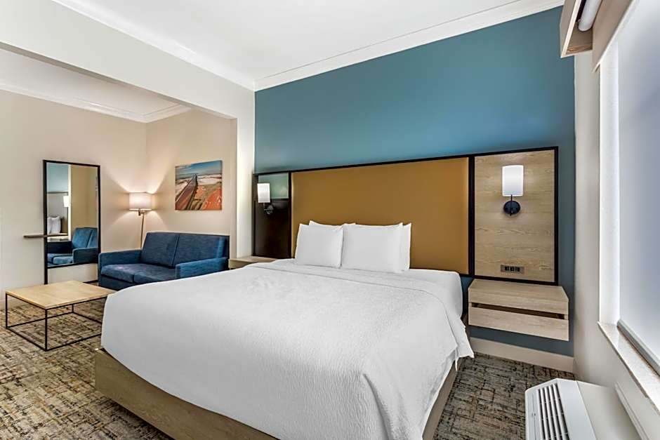 Best Western Plus Airport Inn & Suites