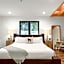 Horsefeathers Hotel