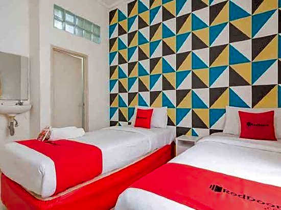 RedDoorz near Alun Alun Bandung 3