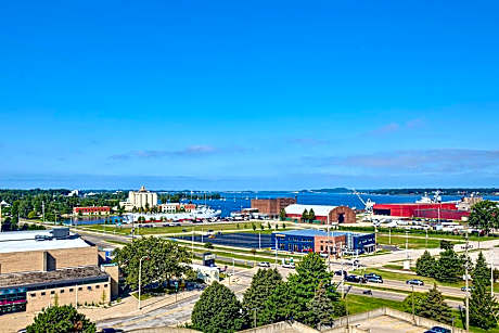 1 Bedroom Executive Suite, 1 King, Sofa bed, Lake view