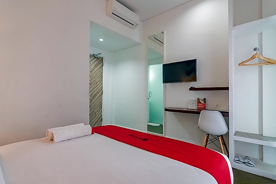 RedDoorz Premium @ Hotel Hebat