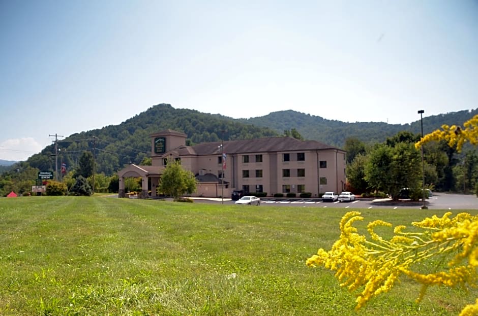 Smoky Mountain Inn & Suites