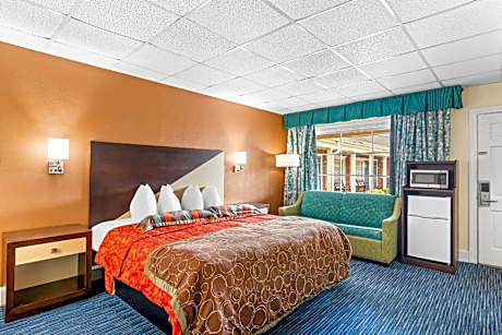 1 King Bed Nonsmoking